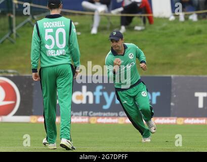 Der irische Andrew McBrine feiert, nachdem er den Südafrikaner Aidan Markram beim zweiten eintägigen internationalen Spiel im Village in Dublin, Irland, gefangen hatte. Bilddatum: Dienstag, 13. Juli 2021. Stockfoto