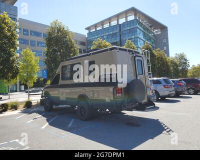 Low-Angle-Ansicht eines Toyota Chinook Freizeitfahrzeugs in einem zugänglichen Bereich im UCSF Medical Center in Mission Bay in San Francisco, Kalifornien, 18. April 2021. () Stockfoto