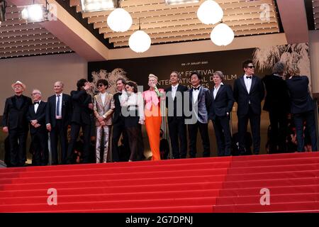 Cannes, Frankreich. Juli 2021. CANNES - JULI 12: Jarvis Cocker, Hippolyte Giradot, Mathieu Amalric, Stephan Park, Timothée Chalamet, Lyna Khoudri, Wes Anderson, Tilda Swinton, Bill Murray, Benicio Del Toro, Alexandre Desphat, Owen Wilson und Adrien Brody kommen zur Premiere von „THE FRENCH DISPATCH“ während der 74. Filmfestspiele von Cannes am 12. Juli 2021 im Palais des Festivals in Cannes, Frankreich. (Foto von Lyvans Boolaky/ÙPtertainment/Sipa USA) Quelle: SIPA USA/Alamy Live News Stockfoto