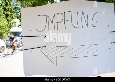 Zinnowitz, Deutschland. Juli 2021. Ein Schild mit der Aufschrift "Impfung" hängt Zinnowitz.in an einem Baum der Ort auf der Insel Usedom gibt es eine zweitägige Spezialimpfung für alle, die geimpft werden wollen. Quelle: Stefan Sauer/dpa/Alamy Live News Stockfoto