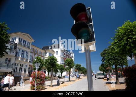 Zinnowitz, Deutschland. Juli 2021. Viele Touristen genießen Sonne, Sand, Wellen und Meer am Strand auf der Insel Usedom. (Langzeitbelichtung) Quelle: Stefan Sauer/dpa/ZB/dpa/Alamy Live News Stockfoto