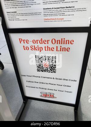 Nahaufnahme eines QR-Codes „Online vorbestellen, um die Warteschlangen zu umgehen“ und eines Menüzeichens vor einer Eisdiele von Salt and Straw in der City Center Bishop Ranch in San Ramon, Kalifornien, 22. April 2021. () Stockfoto