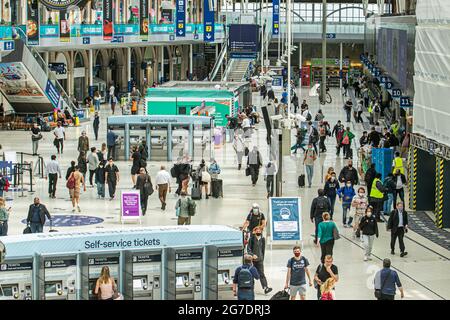 WATERLOO LONDON 13. Juli 2021. Ein geschäftiges Bahnhofsgebäude in Waterloo einen Tag nach der Pressekonferenz des Premierministers Boris Johnson in der Downing Street über die Entscheidung der Regierung, am 19. Juli 2021 die Covid-19-Beschränkungen freizuschalten, bekannt als Freedom Day. Die Regierung hat verärgerte Leitlinien zum Tragen von Gesichtsmasken, zur sozialen Distanzierung und zur Arbeit von zu Hause aus, wo es länger dauern wird, eine Gesichtsmaske zu tragen und nur eine persönliche Entscheidung zu treffen. Credit amer Ghazzal/Alamy Live News Stockfoto