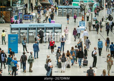 WATERLOO LONDON 13. Juli 2021. Ein geschäftiges Bahnhofsgebäude in Waterloo einen Tag nach der Pressekonferenz des Premierministers Boris Johnson in der Downing Street über die Entscheidung der Regierung, am 19. Juli 2021 die Covid-19-Beschränkungen freizuschalten, bekannt als Freedom Day. Die Regierung hat verärgerte Leitlinien zum Tragen von Gesichtsmasken, zur sozialen Distanzierung und zur Arbeit von zu Hause aus, wo es länger dauern wird, eine Gesichtsmaske zu tragen und nur eine persönliche Entscheidung zu treffen. Credit amer Ghazzal/Alamy Live News Stockfoto