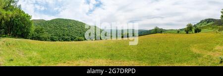 Weite Panoramasicht auf die ländliche walisische Landschaft im Elan Valley, Powys, Wales Stockfoto