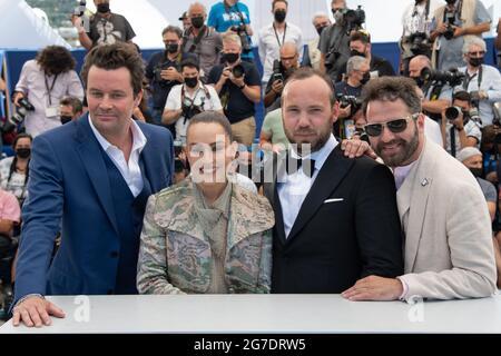 Bjorn Hlynur Haraldsson, Noomi Rapace, Valdimar Johannsson, Hilmir Snaer Gudnason beim Lamb Photocall im Rahmen der 74. Internationalen Filmfestspiele von Cannes am 13. Juli 2021 in Cannes, Frankreich. Foto von Aurore Marechal/ABACAPRESS.COM Stockfoto