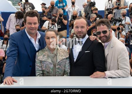 Bjorn Hlynur Haraldsson, Noomi Rapace, Valdimar Johannsson, Hilmir Snaer Gudnason beim Lamb Photocall im Rahmen der 74. Internationalen Filmfestspiele von Cannes am 13. Juli 2021 in Cannes, Frankreich. Foto von Aurore Marechal/ABACAPRESS.COM Stockfoto