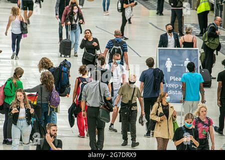 WATERLOO LONDON 13. Juli 2021. Ein geschäftiges Bahnhofsgebäude in Waterloo einen Tag nach der Pressekonferenz des Premierministers Boris Johnson in der Downing Street über die Entscheidung der Regierung, am 19. Juli 2021 die Covid-19-Beschränkungen freizuschalten, bekannt als Freedom Day. Die Regierung hat verärgerte Leitlinien zum Tragen von Gesichtsmasken, zur sozialen Distanzierung und zur Arbeit von zu Hause aus, wo es länger dauern wird, eine Gesichtsmaske zu tragen und nur eine persönliche Entscheidung zu treffen. Credit amer Ghazzal/Alamy Live News Stockfoto