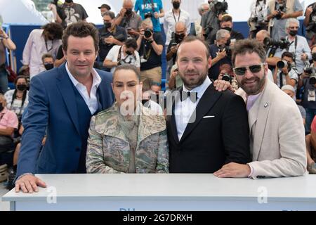 Bjorn Hlynur Haraldsson, Noomi Rapace, Valdimar Johannsson, Hilmir Snaer Gudnason beim Lamb Photocall im Rahmen der 74. Internationalen Filmfestspiele von Cannes am 13. Juli 2021 in Cannes, Frankreich. Foto von Aurore Marechal/ABACAPRESS.COM Stockfoto