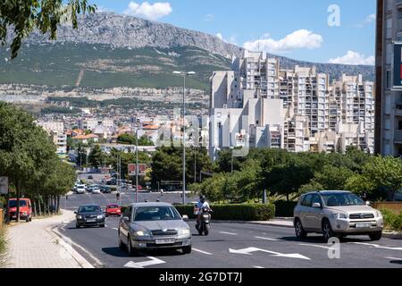 Blick auf die Straße Solinska ul mit Blick nach Süden auf die Kreuzung mit Mosećka ul mit Verkehr. Im Nordosten von Split in Kroatien. 2021 Stockfoto