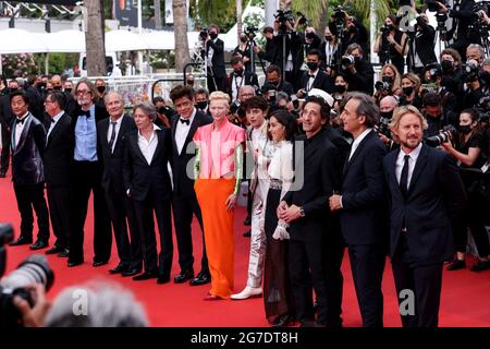 CANNES - JULI 12: Jarvis Cocker, Hippolyte Giradot, Mathieu Amalric, Stephan Park, Timothée Chalamet, Lyna Khoudri, Wes Anderson, Tilda Swinton, Bill Murray, Benicio Del Toro, Alexandre Desphat, Owen Wilson und Adrien Brody kommen zur Premiere von „THE FRENCH DISPATCH“ während der 74. Filmfestspiele von Cannes am 12. Juli 2021 im Palais des Festivals in Cannes, Frankreich. (Foto von Lyvans Boolaky/ÙPtertainment/Sipa USA) Stockfoto