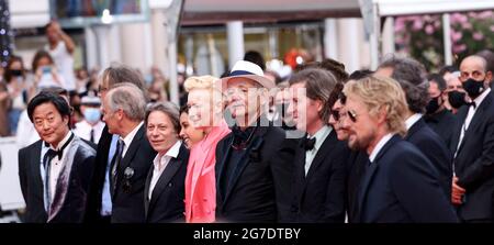 CANNES - JULI 12: Jarvis Cocker, Hippolyte Giradot, Mathieu Amalric, Stephan Park, Timothée Chalamet, Lyna Khoudri, Wes Anderson, Tilda Swinton, Bill Murray, Benicio Del Toro, Alexandre Desphat, Owen Wilson und Adrien Brody kommen zur Premiere von „THE FRENCH DISPATCH“ während der 74. Filmfestspiele von Cannes am 12. Juli 2021 im Palais des Festivals in Cannes, Frankreich. (Foto von Lyvans Boolaky/ÙPtertainment/Sipa USA) Stockfoto