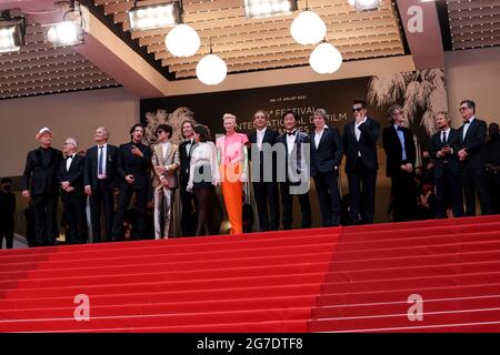 CANNES - JULI 12: Jarvis Cocker, Hippolyte Giradot, Mathieu Amalric, Stephan Park, Timothée Chalamet, Lyna Khoudri, Wes Anderson, Tilda Swinton, Bill Murray, Benicio Del Toro, Alexandre Desphat, Owen Wilson und Adrien Brody kommen zur Premiere von „THE FRENCH DISPATCH“ während der 74. Filmfestspiele von Cannes am 12. Juli 2021 im Palais des Festivals in Cannes, Frankreich. (Foto von Lyvans Boolaky/ÙPtertainment/Sipa USA) Stockfoto