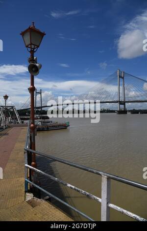 Vidyasagar Setu oder zweite Hooghly-Brücke von Shibpur Fähre Ghat Anlegestelle auf dem Ganges. Howrah, Indien. Stockfoto