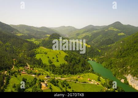 Luftaufnahme am Spajici-See vom Berg Tara in Serbien Stockfoto