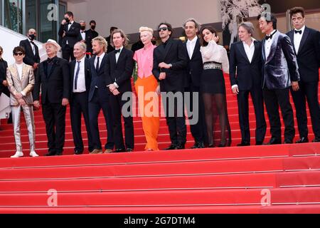 CANNES - JULI 12: Jarvis Cocker, Hippolyte Giradot, Mathieu Amalric, Stephan Park, Timothée Chalamet, Lyna Khoudri, Wes Anderson, Tilda Swinton, Bill Murray, Benicio Del Toro, Alexandre Desphat, Owen Wilson und Adrien Brody kommen zur Premiere von „THE FRENCH DISPATCH“ während der 74. Filmfestspiele von Cannes am 12. Juli 2021 im Palais des Festivals in Cannes, Frankreich. (Foto von Lyvans Boolaky/ÙPtertainment/Sipa USA) Stockfoto