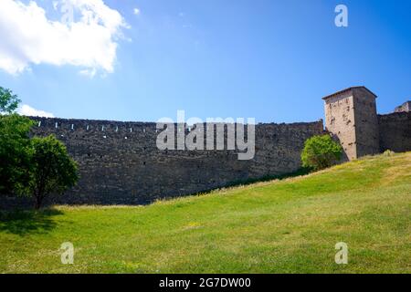 Panoramablick auf die Verteidigungsmauern der Stadt Morella, auf dem Hügel. Stockfoto