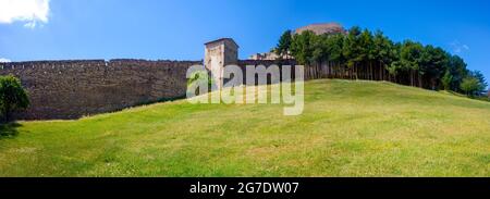 Panoramablick auf die Verteidigungsmauern der Stadt Morella, auf dem Hügel. Stockfoto