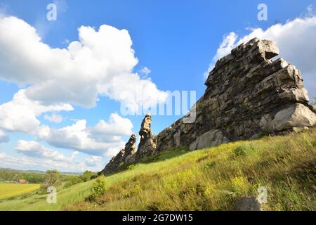 Riesige Steinformationen namens Develsbridge mitten in deutschland, Nationalpark harz Stockfoto