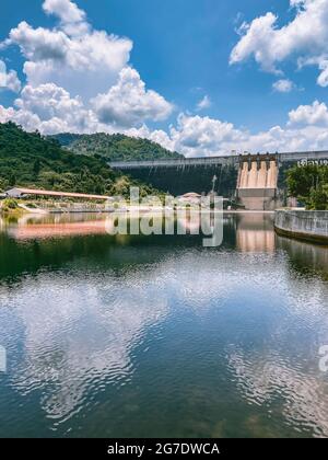 Khun Dan Prakarn Chon Talsperre in Saraburi, Thailand Stockfoto