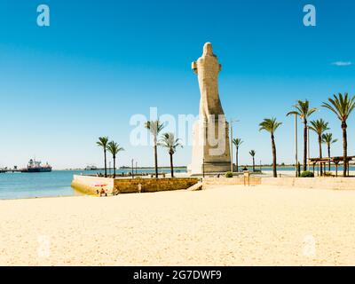 Rückansicht des Christopher Columbus-Denkmals in der Nähe des Sandstrandes in Huelva, Spanien Stockfoto