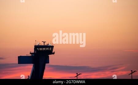 Nürnberg, Deutschland. Juli 2021. Der Turm am Albrecht-Dürer-Flughafen Nürnberg vor dem roten Abendhimmel. Quelle: Daniel Karmann/dpa/Alamy Live News Stockfoto