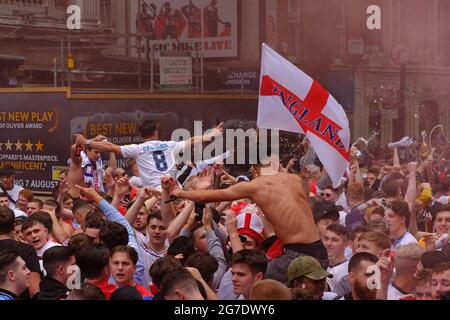 England-Fans auf dem Leicester Square vor dem Finale der Euro 2020 Stockfoto