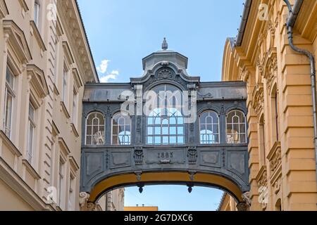 Szeged, Ungarn - 16. Juni 2021: Historische Brücke der Sehenswürdigkeiten Wahrzeichen zwischen Gebäuden in Szeged, Ungarn. Stockfoto