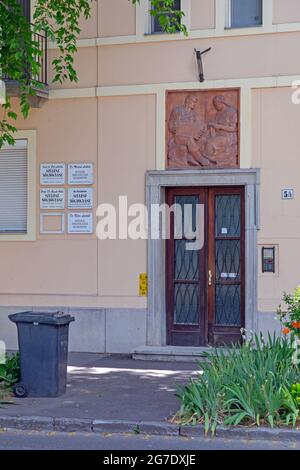 Szeged, Ungarn - 16. Juni 2021: Geburtshelfer Gynäkologe Ärzte Gebäude in der Josika Straße in Szeged, Ungarn. Stockfoto