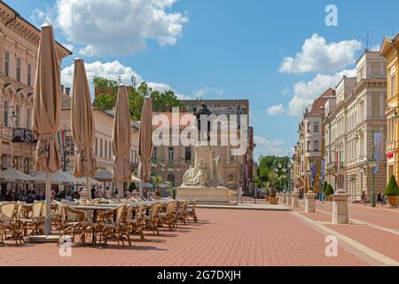 Szeged, Ungarn - 16. Juni 2021: Fußgängerzone am heißen Sommertag in Szeged, Ungarn. Stockfoto
