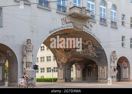 Szeged, Ungarn - 16. Juni 2021: Historisches Porta Heroum Landmark Heldentor in Szeged, Ungarn. Stockfoto