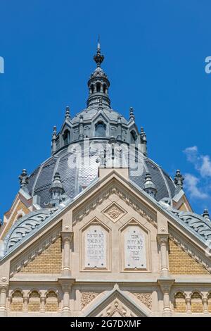 Szeged, Ungarn - 16. Juni 2021: Synagoge Tempel Gebäude in der Josika Straße in Szeged, Ungarn. Stockfoto
