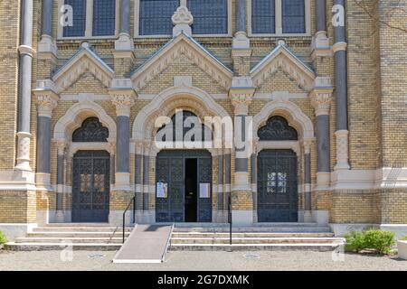 Szeged, Ungarn - 16. Juni 2021: Eingang zum Synagogengebäude von der Josika-Straße in Szeged, Ungarn. Stockfoto