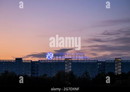 Nürnberg, Deutschland. Juli 2021. Auf dem Dach eines mehrstöckigen Parkhauses am Flughafen leuchtet abends der Schriftzug „Albrecht Dürer Airport Nürnberg“. Quelle: Daniel Karmann/dpa/Alamy Live News Stockfoto