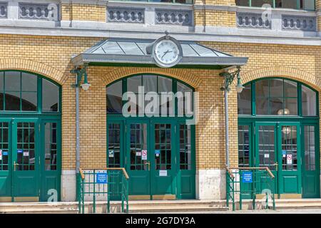 Szeged, Ungarn - 16. Juni 2021: Eingang zum Bahnhofsgebäude in Szeged, Ungarn. Stockfoto
