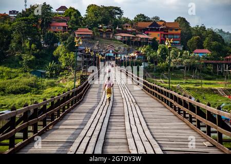 Mon Bridge, alte Holzbrücke bei Sonnenuntergang in Sangkhlaburi, Kanchanaburi, Thailand Stockfoto