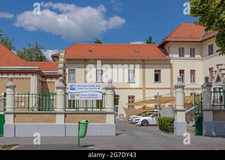 Szeged, Ungarn - 16. Juni 2021: Gebäude der Wasserversorgungsgesellschaft in Szeged, Ungarn. Stockfoto