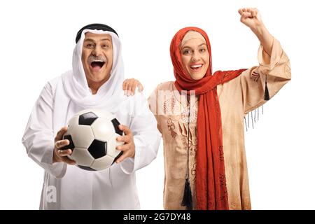 Junge Frau und reifer arabischer Mann in ethnischen Kleidern, die einen Fußball halten und auf weißem Hintergrund isoliert jubeln Stockfoto
