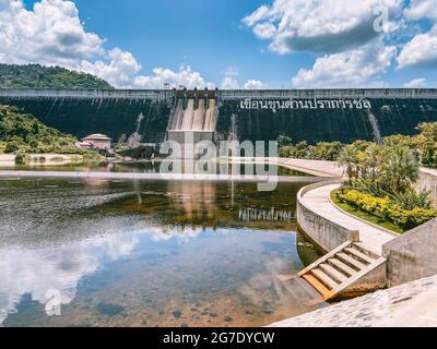 Khun Dan Prakarn Chon Talsperre in Saraburi, Thailand Stockfoto