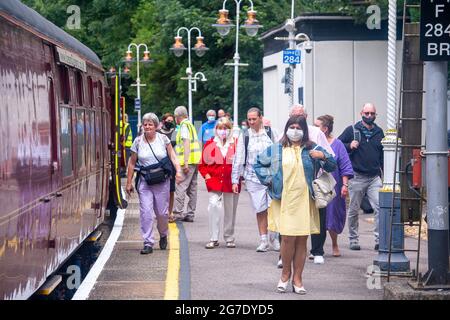 Windsor, Großbritannien. Juli 2021. Passagiere genossen heute eine Fahrt mit der Mayflower Dampflok von London nach Windsor und Eton Riverside Station. Aufgrund der Covid-19-Sperre sind Reisende derzeit verpflichtet, Gesichtsmasken zu tragen, doch nach der Aufhebung der Covid-19-Sperre ab Montag, dem 19. Juli 2021, wird dies keine gesetzliche Anforderung mehr sein. Quelle: Maureen McLean/Alamy Live News Stockfoto