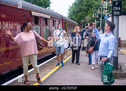 Windsor, Großbritannien. Juli 2021. Passagiere genossen heute eine Fahrt mit der Mayflower Dampflok von London nach Windsor und Eton Riverside Station. Aufgrund der Covid-19-Sperre sind Reisende derzeit verpflichtet, Gesichtsmasken zu tragen, doch nach der Aufhebung der Covid-19-Sperre ab Montag, dem 19. Juli 2021, wird dies keine gesetzliche Anforderung mehr sein. Quelle: Maureen McLean/Alamy Live News Stockfoto