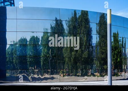 Spiegelungen von Bäumen in der Glasfassade der Fakultät für Mathematik und Informatik der Technischen Universität München, Campus Garchin. façade Stockfoto