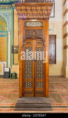 Alte hölzerne Tür von Minbar von Imam Al Shafii Moschee mit Arabeske Dekorationen Feder und Nut montiert, eingelegt mit Elfenbein und Ebenholz, Alt-Kairo, Ägypten Stockfoto