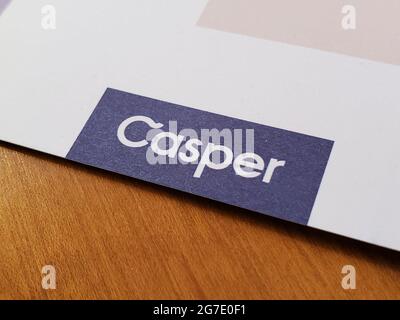 Nahaufnahme des Logos der Matratzenfirma Casper auf Holzhintergrund, Lafayette, Kalifornien, 20. Mai 2021. () Stockfoto