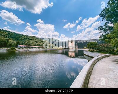Khun Dan Prakarn Chon Talsperre in Saraburi, Thailand Stockfoto