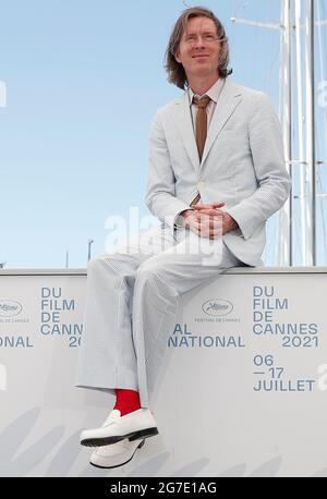 Cannes. Juli 2021. Regisseur Wes Anderson posiert während des Fotoalles für „The French Dispatch“ beim 74. Jährlichen Filmfestival von Cannes, am 13. Juli 2021 in Cannes, Frankreich. Quelle: Xinhua/Alamy Live News Stockfoto