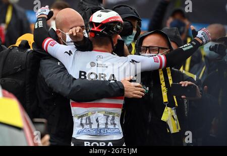 Der Österreicher Patrick Konrad von Bora-Hansgrohe feiert nach dem Gewinn der Etappe 16 der 108. Auflage des Radrennens der Tour de France aus Pas de la Ca Stockfoto