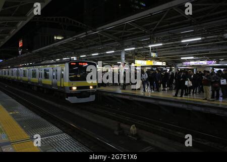 Der Passagier wartet in der JR tokyo U-Bahnstation. Die JR tokyo U-Bahn ist eine der vielbefahrenen U-Bahnen in japan Stockfoto