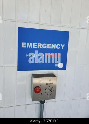 Notruftaste mit Schild mit der Aufschrift Emergency Push for Help, San Francisco, Kalifornien, 19. Mai 2021. () Stockfoto