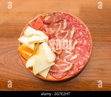 Portugiesische Tafel mit Käse, Schinken und Salami, fertig zum Essen Stockfoto